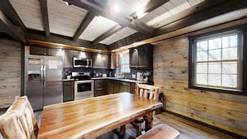 Private kitchen | Fridge, microwave, oven, coffee/tea maker