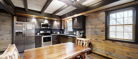 Private kitchen | Fridge, microwave, oven, coffee/tea maker