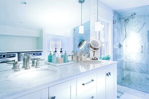 Suihku, hiustenkuivaaja, pyyhkeet, sampoo