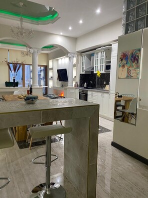 Fridge, microwave, oven, stovetop - Luxury Apartment in Arcadia (Odessa)