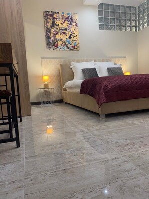 2 makuuhuonetta, silitysrauta/-lauta, ilmainen Wi-Fi, vuodevaatteet