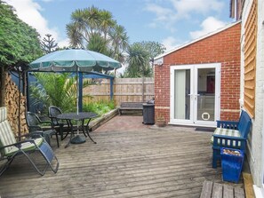 Outdoor dining - Ringwood RD (POOLE)