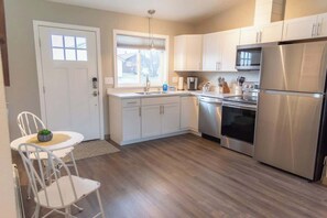 Fridge, microwave, oven, stovetop - Modern Suite • Walkable to Shops, Dining & Coffee! (Palmer)