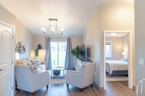 Modern Suite • Walkable to Shops, Dining & Coffee!