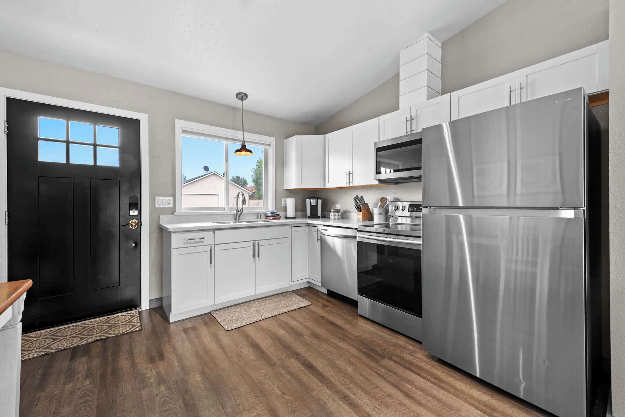 Coffee/tea maker, fridge, microwave, oven