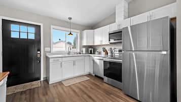 Coffee/tea maker, fridge, microwave, oven