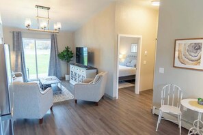 1 habitación, tabla de planchar con plancha, wifi y ropa de cama