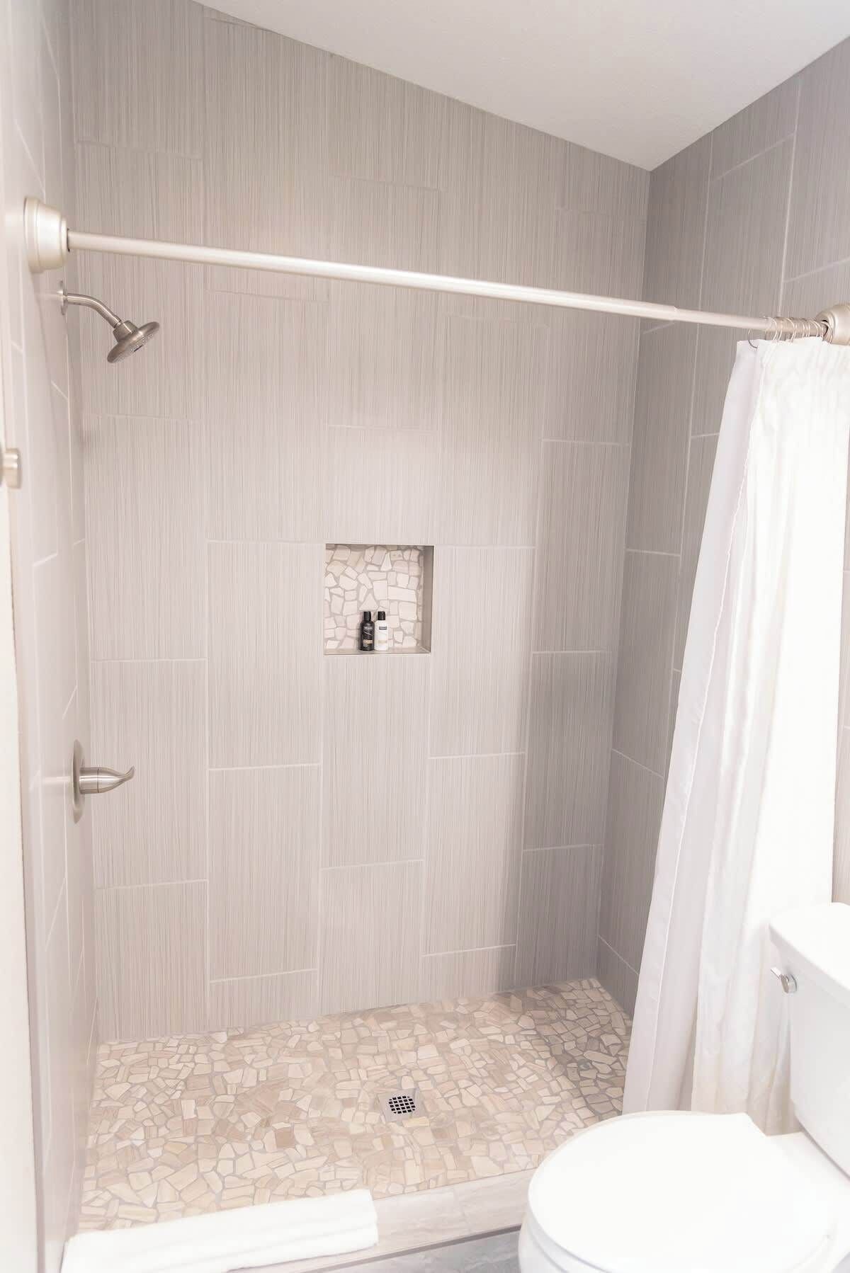 Douche, sèche-cheveux, serviettes fournies