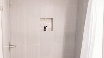 Douche, sèche-cheveux, serviettes fournies