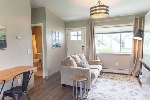 Stylish Palmer Studio • Cozy, Walkable, Mt. Views!