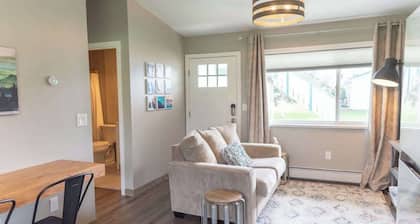 Stylish Palmer Studio âą Cozy, Walkable, Mt. Views!