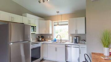 冷蔵庫、電子レンジ、オーブン、コンロ