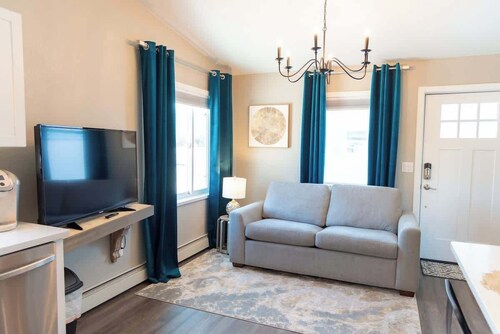 Upscale Mountain View Stay • Steps to Downtown