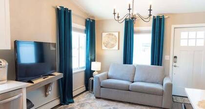 Upscale Mountain View Stay • Steps to Downtown