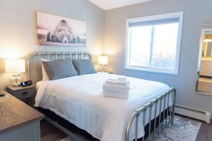 1 bedroom, iron/ironing board, WiFi, bed sheets - Upscale Mountain View Stay • Steps to Downtown (Palmer)