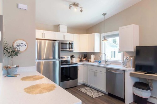 Upscale Mountain View Stay • Steps to Downtown