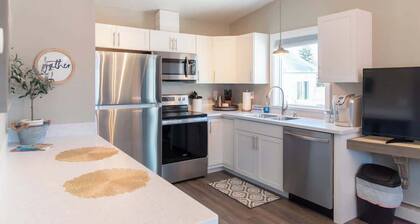 Upscale Mountain View Stay • Steps to Downtown