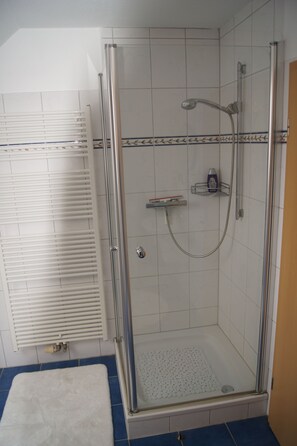 Vasca, asciugamani, sapone, carta igienica