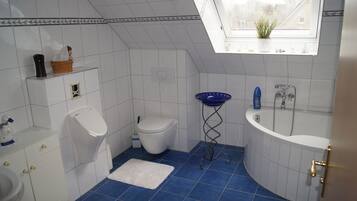 Badewanne, Handtücher, Seife, Toilettenpapier