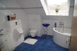 Bathtub, towels, soap, toilet paper - Large vacation apartment (Heiligenstedten)