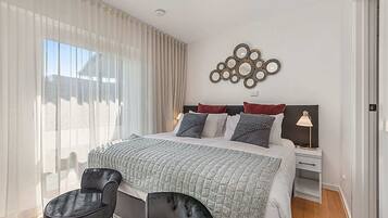 Iron/ironing board, WiFi, bed sheets