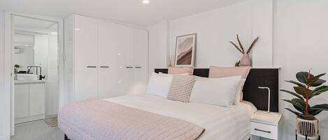 Bureau, fer et planche à repasser, Wi-Fi, draps fournis