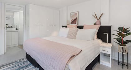 Comfy Studio near Racecourse, Dining & CBD Trains