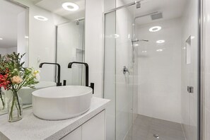 Douche, sèche-cheveux, serviettes fournies