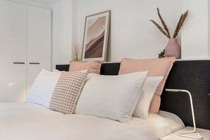 Desk, iron/ironing board, WiFi, bed sheets