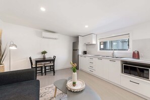 Interior - Comfy Studio near Racecourse, Dining & CBD Trains (Carnegie)