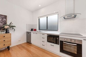 Fridge, microwave, oven, stovetop - Gorgeous 3-Bed House with Spacious Shared Backyard (Carnegie)