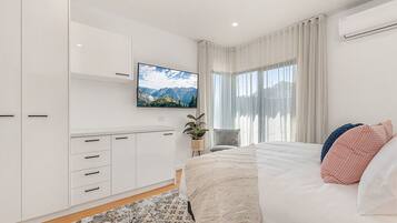 3 bedrooms, desk, iron/ironing board, WiFi