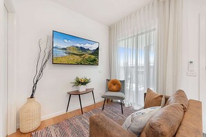 TV, offices - Gorgeous 3-Bed House with Spacious Shared Backyard (Carnegie)