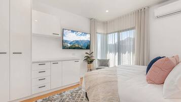 3 bedrooms, desk, iron/ironing board, WiFi