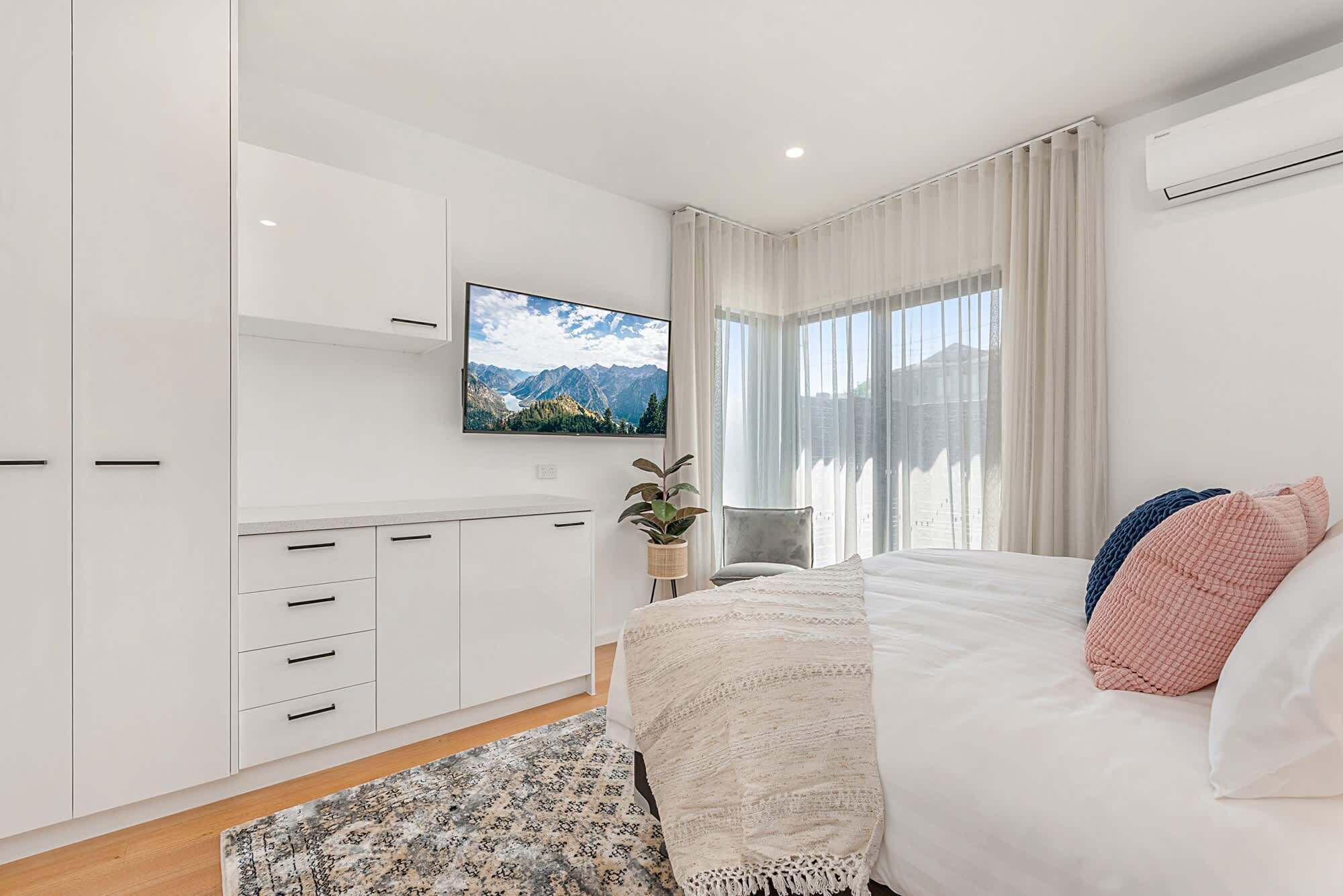 3 bedrooms, desk, iron/ironing board, WiFi