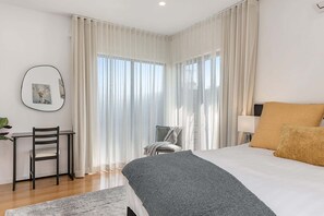 3 bedrooms, desk, iron/ironing board, WiFi