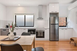 Fridge, microwave, oven, stovetop - Gorgeous 3-Bed House with Spacious Shared Backyard (Carnegie)