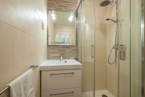 Dusj, hårføner, håndklær og såpe