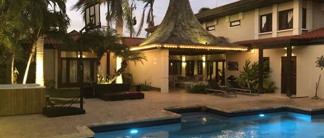 Una piscina al aire libre