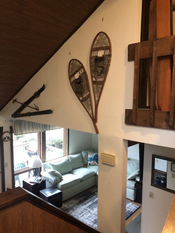 Smart-TV, Kamin, Bücher