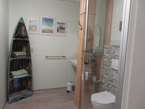 Douche, sèche-cheveux, serviettes fournies, savon