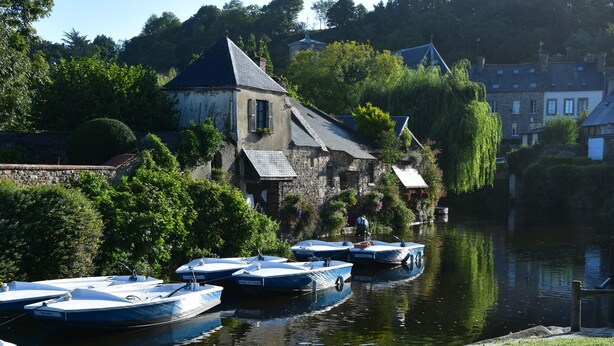 A canal with several boats docked along the banks, surrounded by stone buildings and lush greenery. - La Maison d'Anne-Marie, charming vacation rental (Saint-Clet)