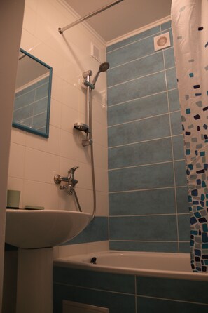 Haartrockner, Handtücher, Seife, Toilettenpapier