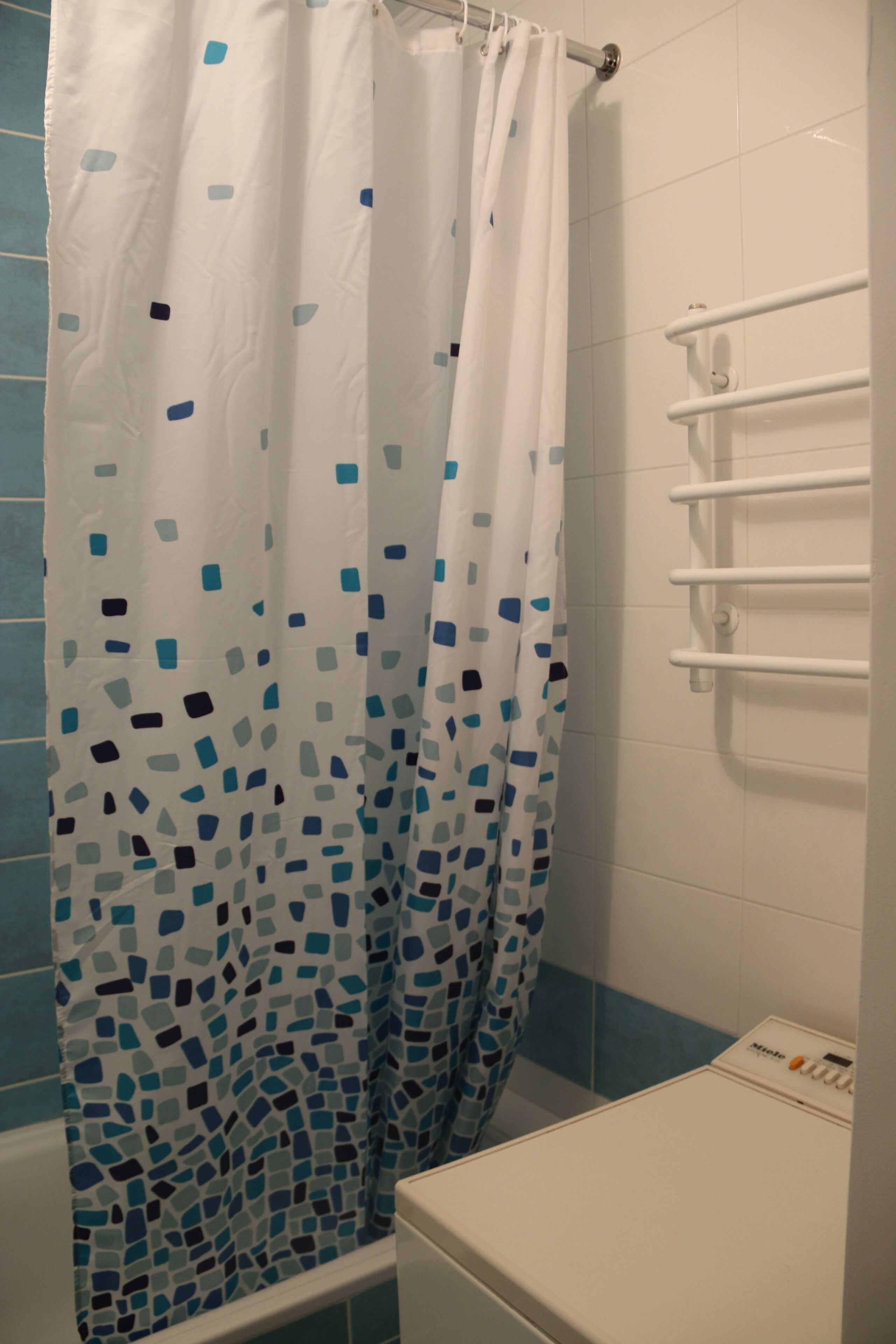 Sèche-cheveux, serviettes fournies, savon, papier toilette