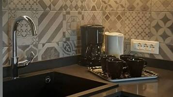 Réfrigérateur, micro-ondes, lave-vaisselle, cafetiÚre/bouilloire