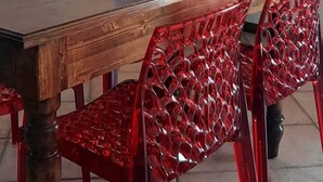 A dining table with a black placemat, a decorative lamp, and a vase on a wooden side table. - Casa Maffei TOP apartment 3, 2nd floor, balcony, fantastic lake view, parking (Tignale)