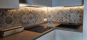 Frigorifero, microonde, lavastoviglie, macchina per tè/caffè