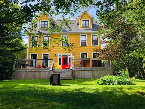 Nine Island Cottage - Lake front, Hot Tub, 45 mins from St. John's, Sleeps 14