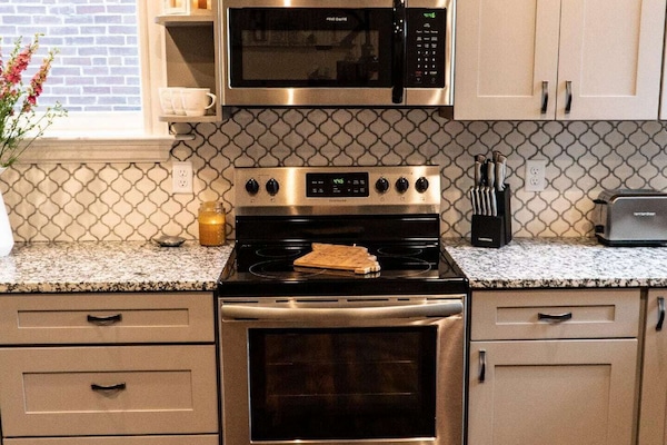 Een koelkast, een magnetron, een oven, een kookplaat