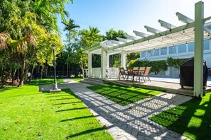 Outdoor dining - Luxe Mansion/10min Walk Beach/Gameroom/Heated pool (Hollywood)